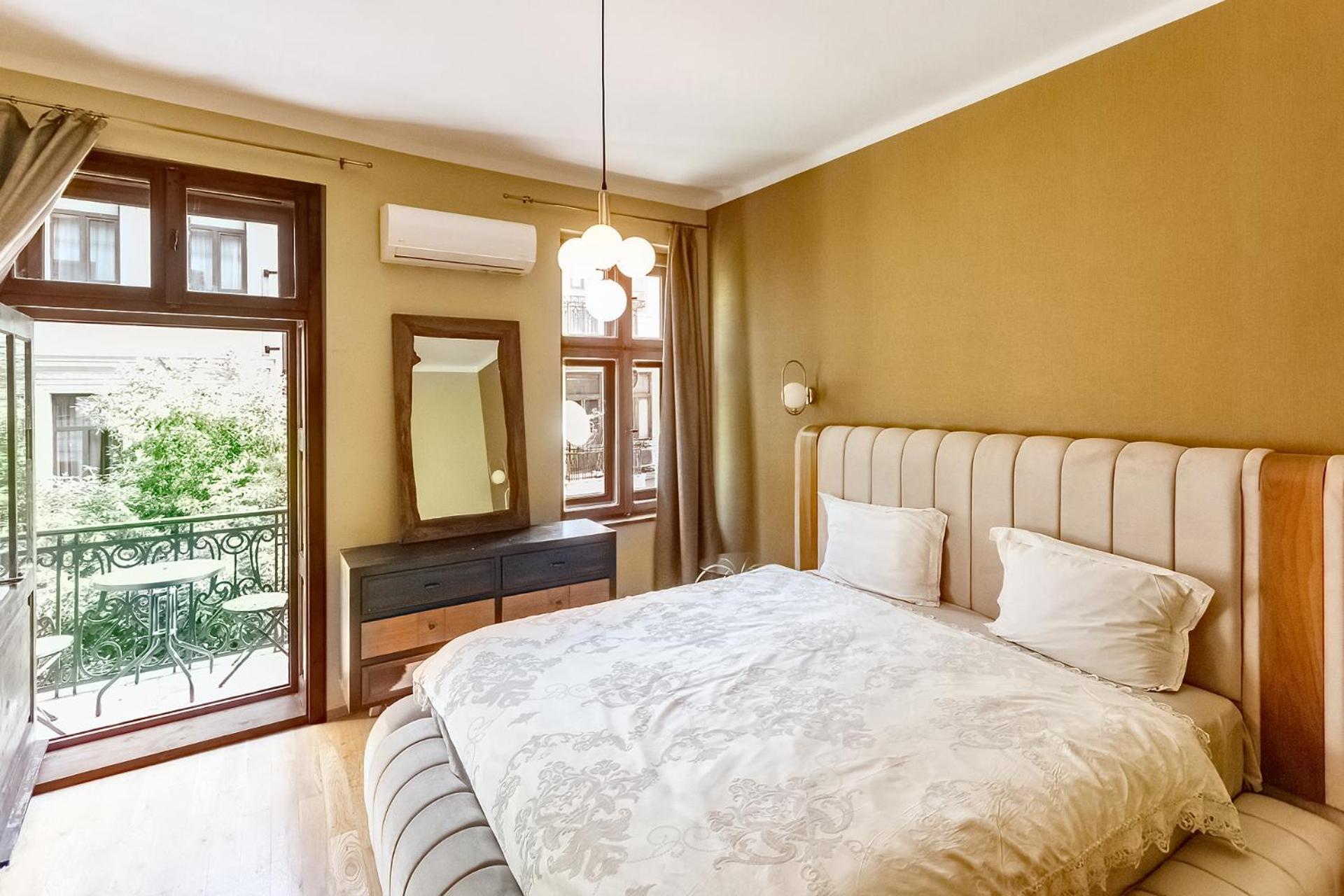 Center Stylish 3 Bedroom *