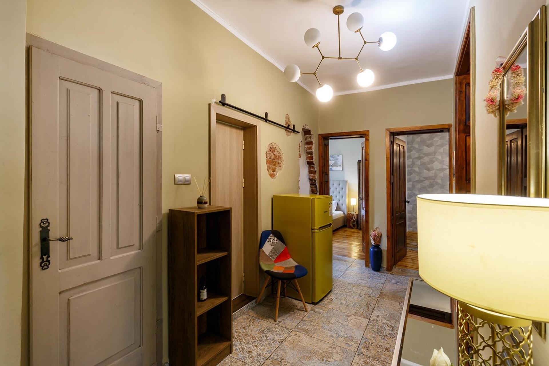 Center Stylish 3 Bedroom Apartment *