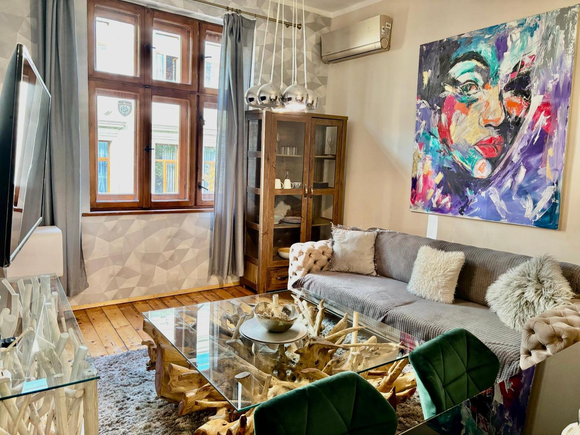Center Stylish 3 Bedroom *