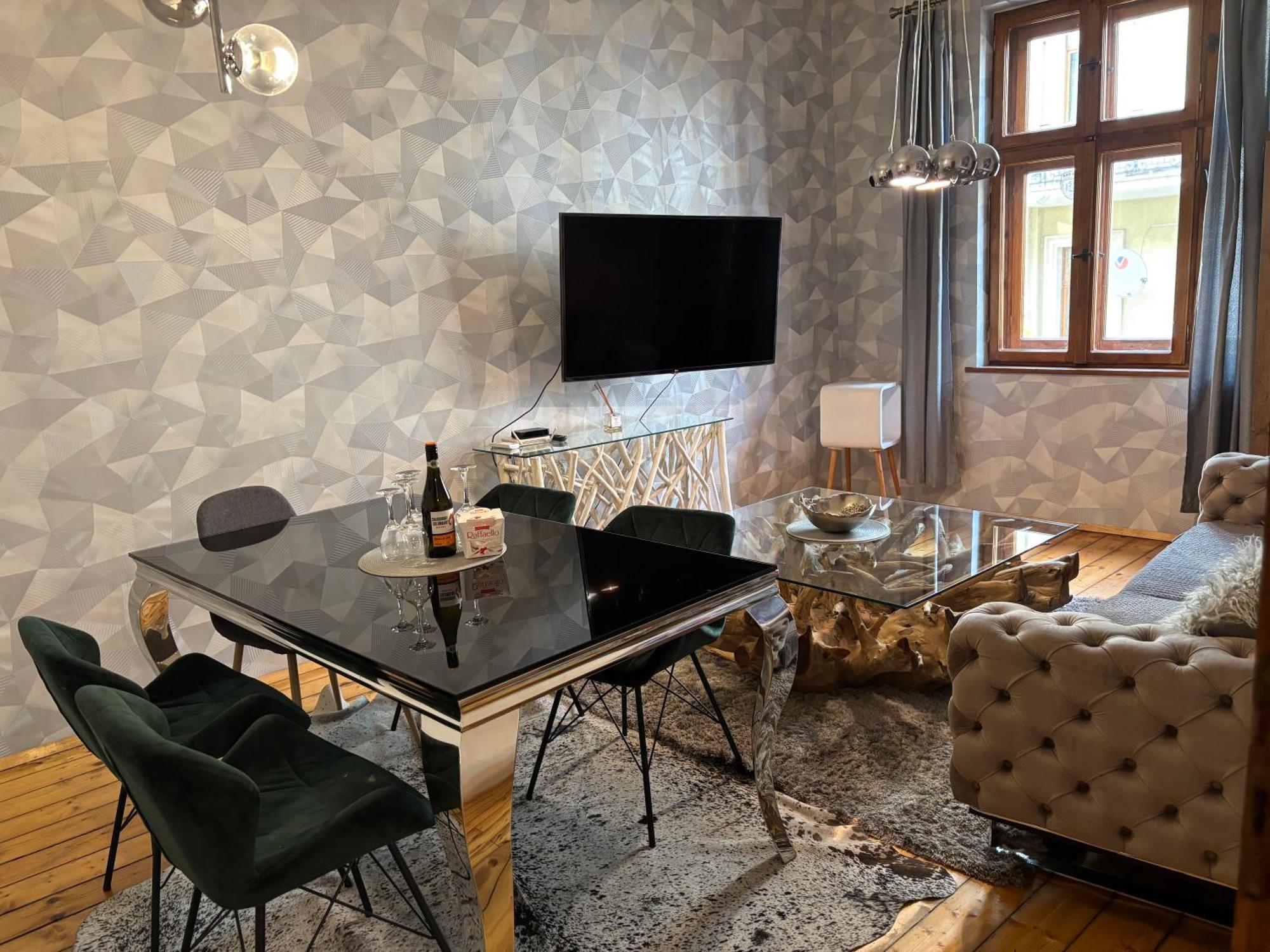 Center Stylish 3 Bedroom *