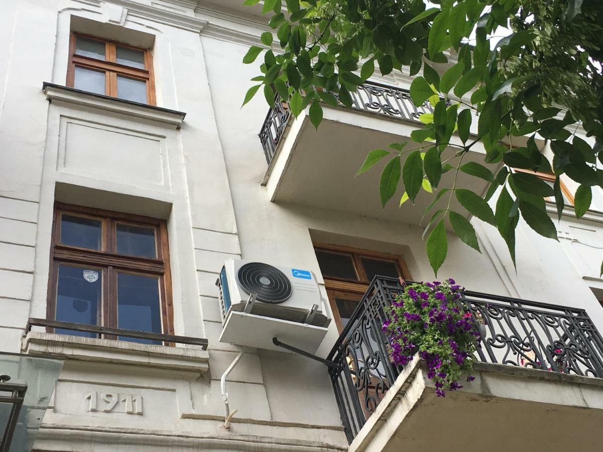 Center Stylish 3 Bedroom Apartment *