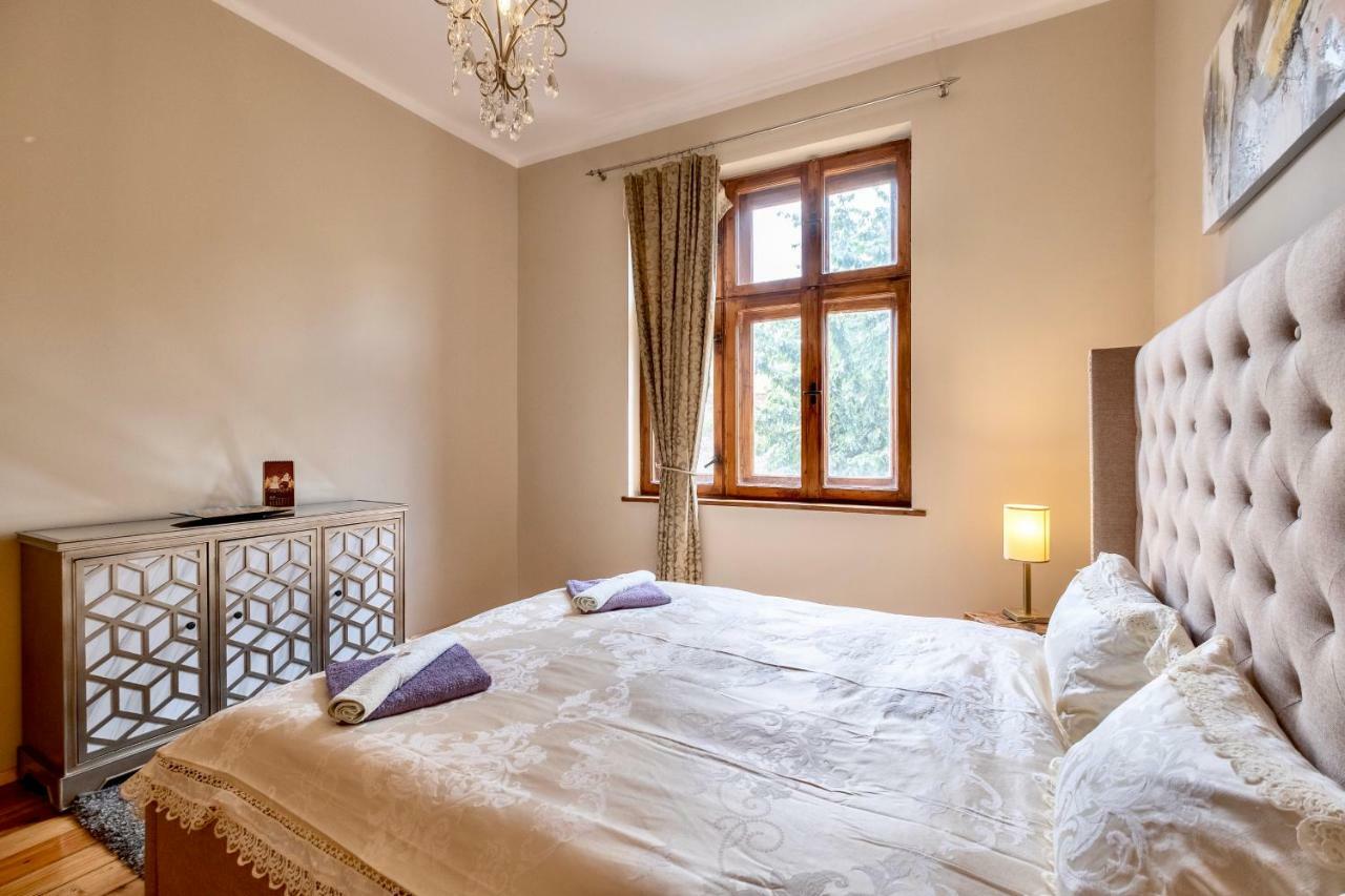 Center Stylish 3 Bedroom Apartment